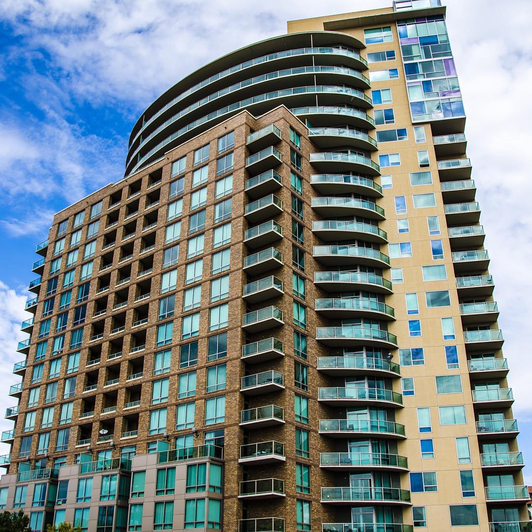 Get our HUGE list of apartments offering free rent specials for new grads. Constantly updated and free.